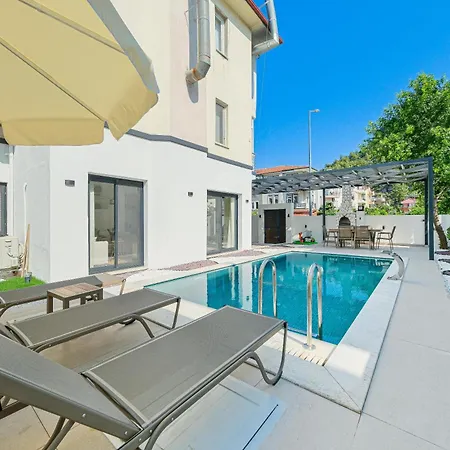 The B House * Φετιγιέ